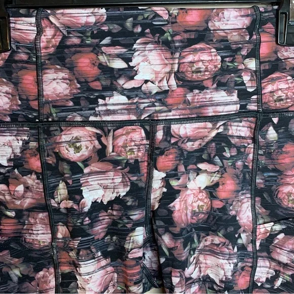 Lululemon Women’s Fast & Free Black & Pink Floral High Rise Nulux Crop 19” | 4 - Picture 5 of 12